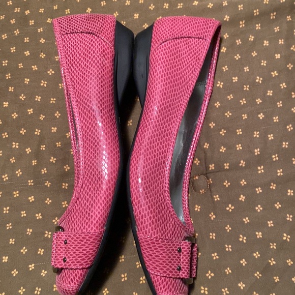 New without Tags. Jessica Flats in Faux Pink Snakeskin, Gunmetal Trim Size 10M. - Picture 4 of 6